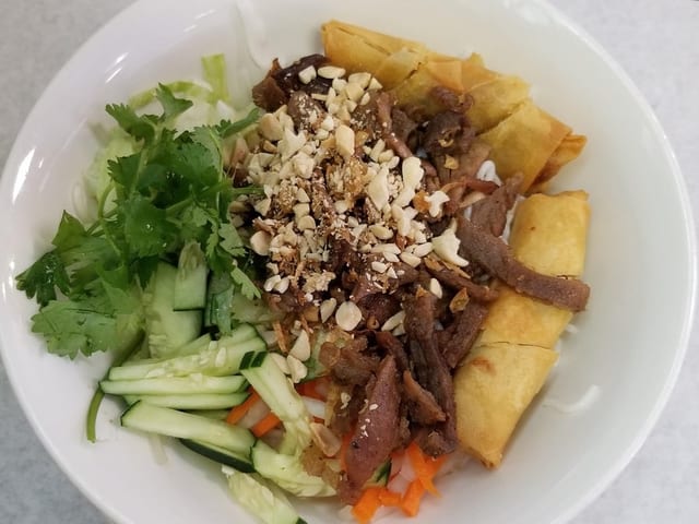 V2-Grill Chicken & Egg Rolls Salad.